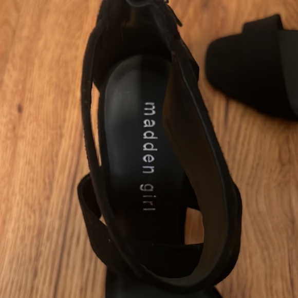 Madden Girl strappy suede heel size 6 - Picture 3 of 5